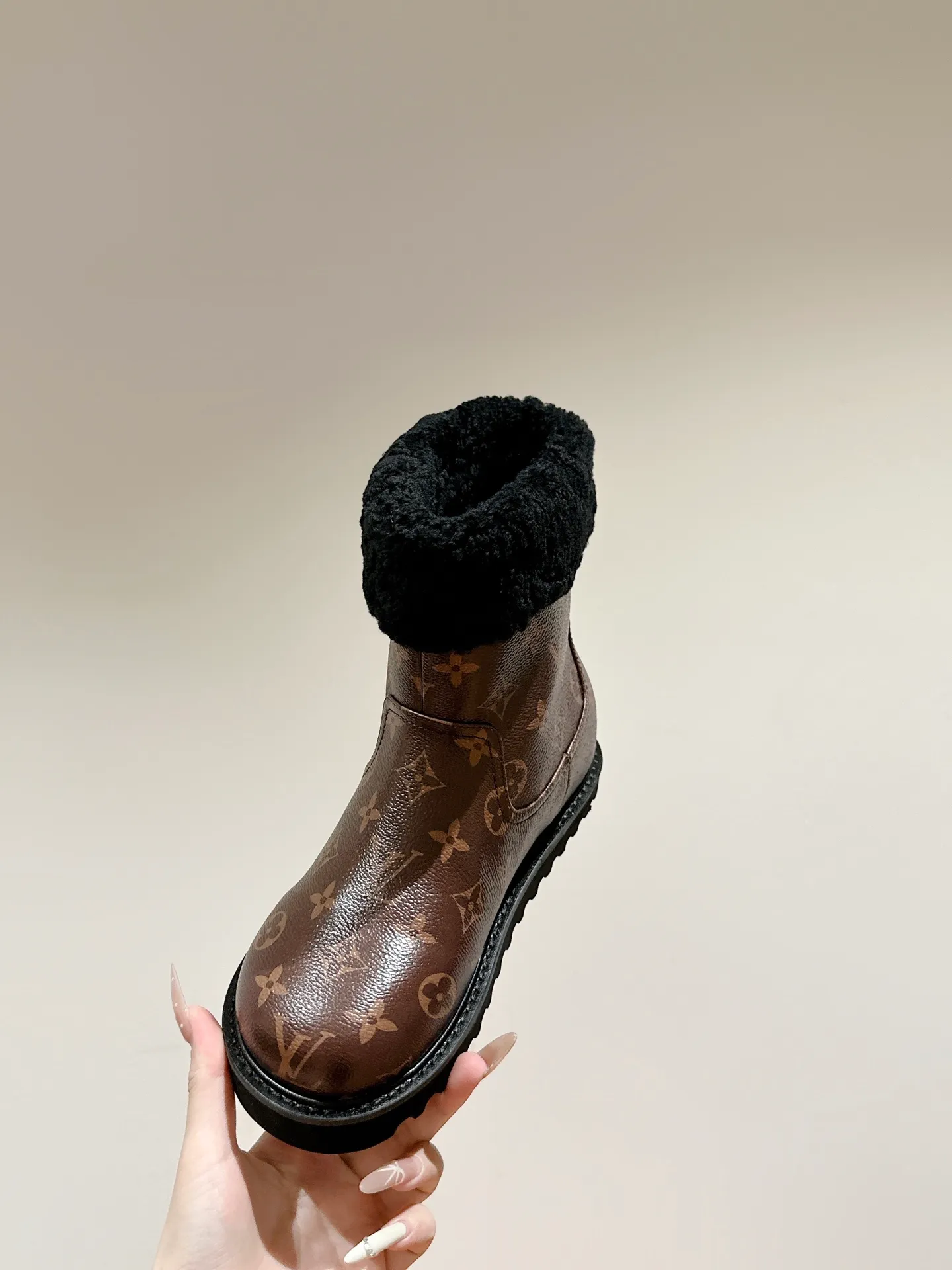 👟👟Ex-factory price 780👟👟 Louis Vuiton·Louis Vuitton 2025ss new LV Aspen Line series wool thick-soled Chelsea short boots fur boots snow boots Martin boots Original purchase, development and production This LV snow boots adopt the original lasting method. The materials are all original ones. Pay attention to the difference between the lower version and the molded rubber sole. The upper is decorated with three-dimensional carvings, which is full of high-end. The upper foot is really beautiful. ▪️Fabric: Cow suede/presbyopia leather ▪️Inner lining: original wool lining ▪️Outsole: original molded outsole ▪️Size: 35-40 (40 customized, non-returnable)